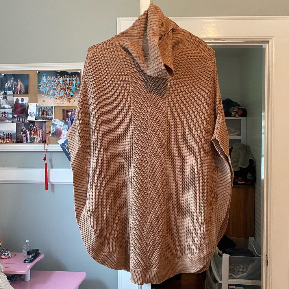 Short sleeved cowlneck sweater